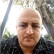 Profesor de sociales parte clase a todo público